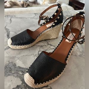 Brand new never worn Valentino rock stud espadrille closed toe wedge size 40/9